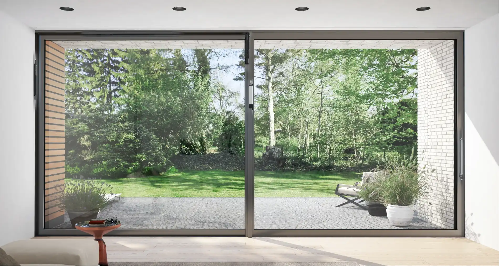 Raum mit großem Fenster und Sicht zum grünen Garten